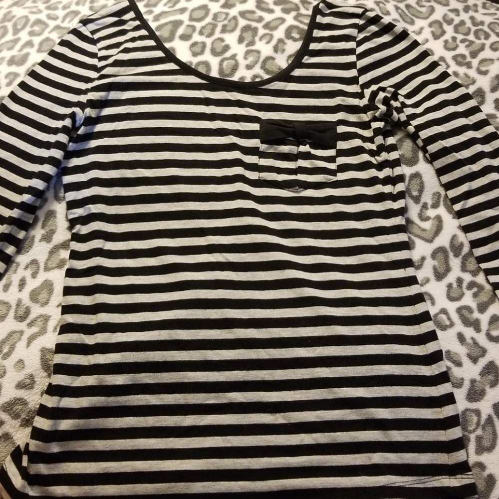 Scoop neck quarter sleeve striped shirt